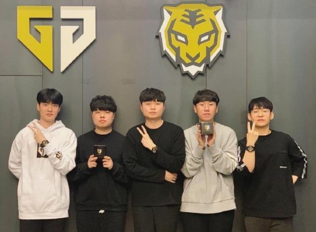 多赞助商的 多赞助商的